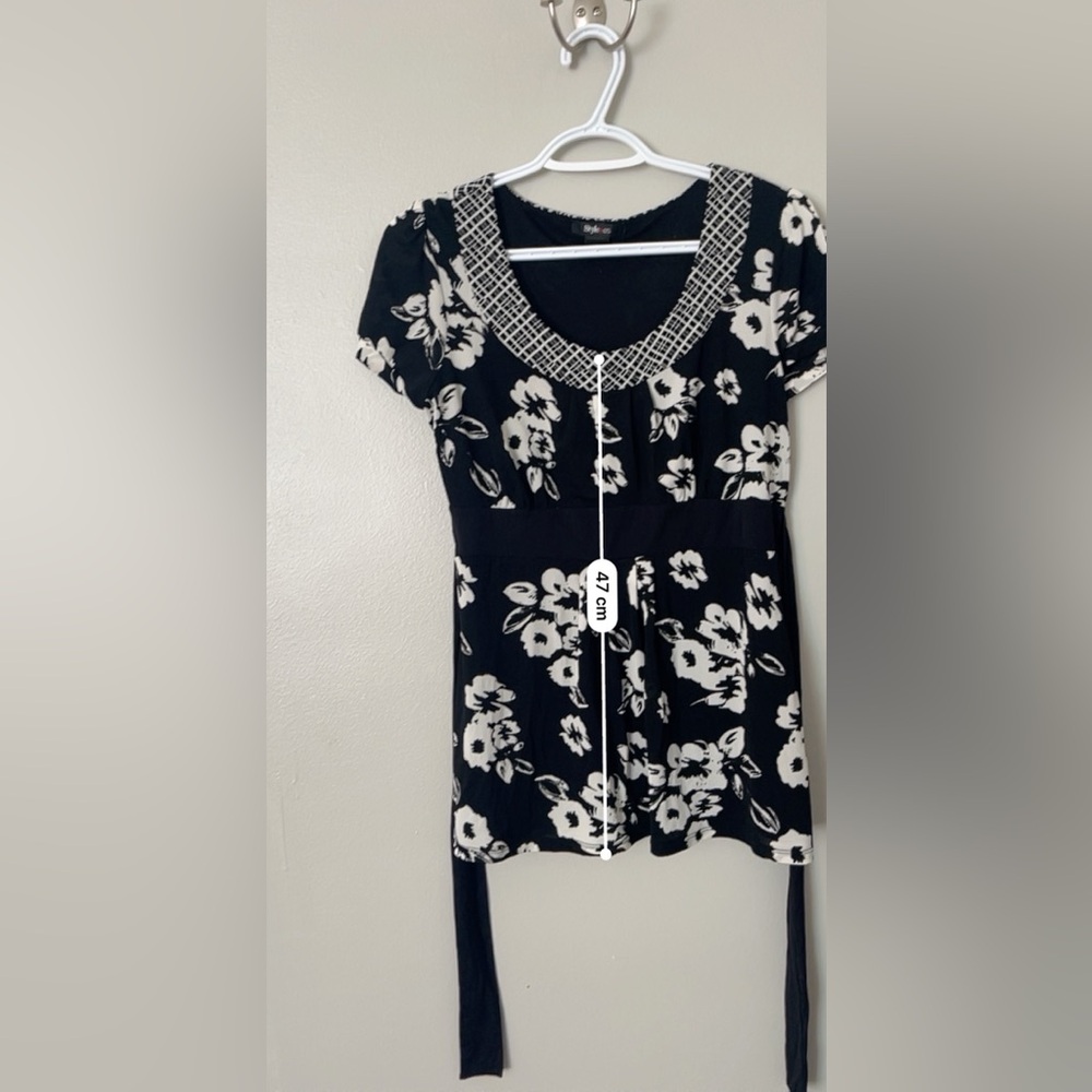 Size Medium Chic Black and White Floral Blouse With Waist Tie - Picture 6 of 9